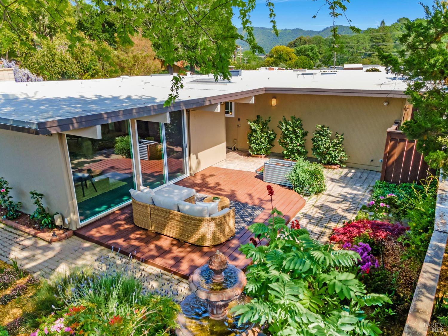 96 Golden Hinde Blvd