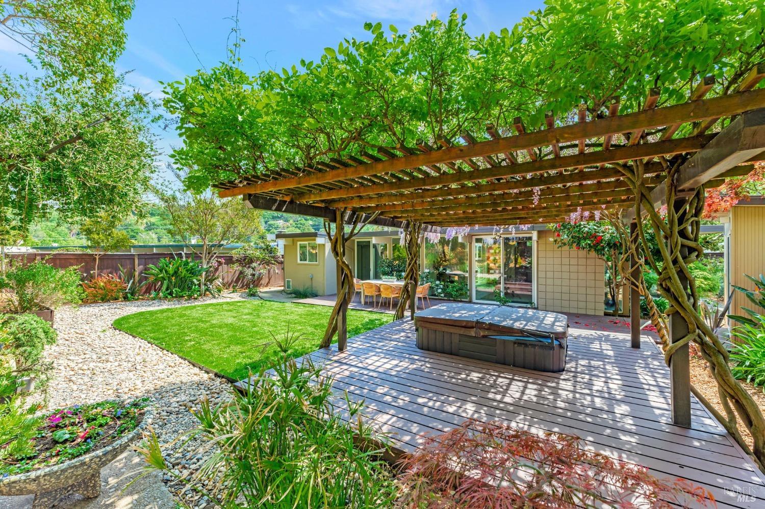 96 Golden Hinde Blvd