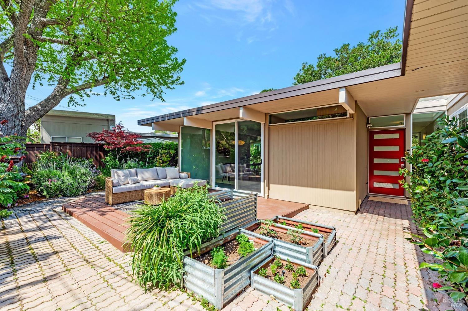 96 Golden Hinde Blvd