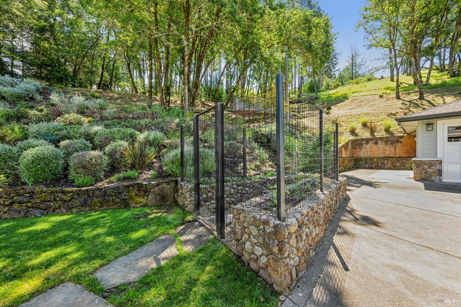 2546 Cresta Road