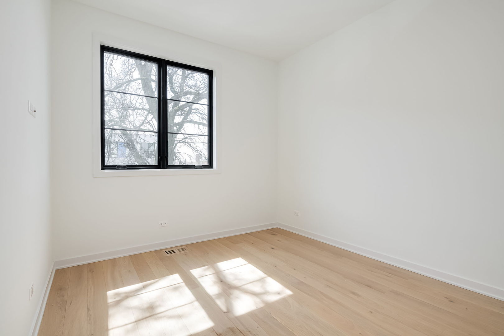 2633 N Emmett Street Unit: 2F
