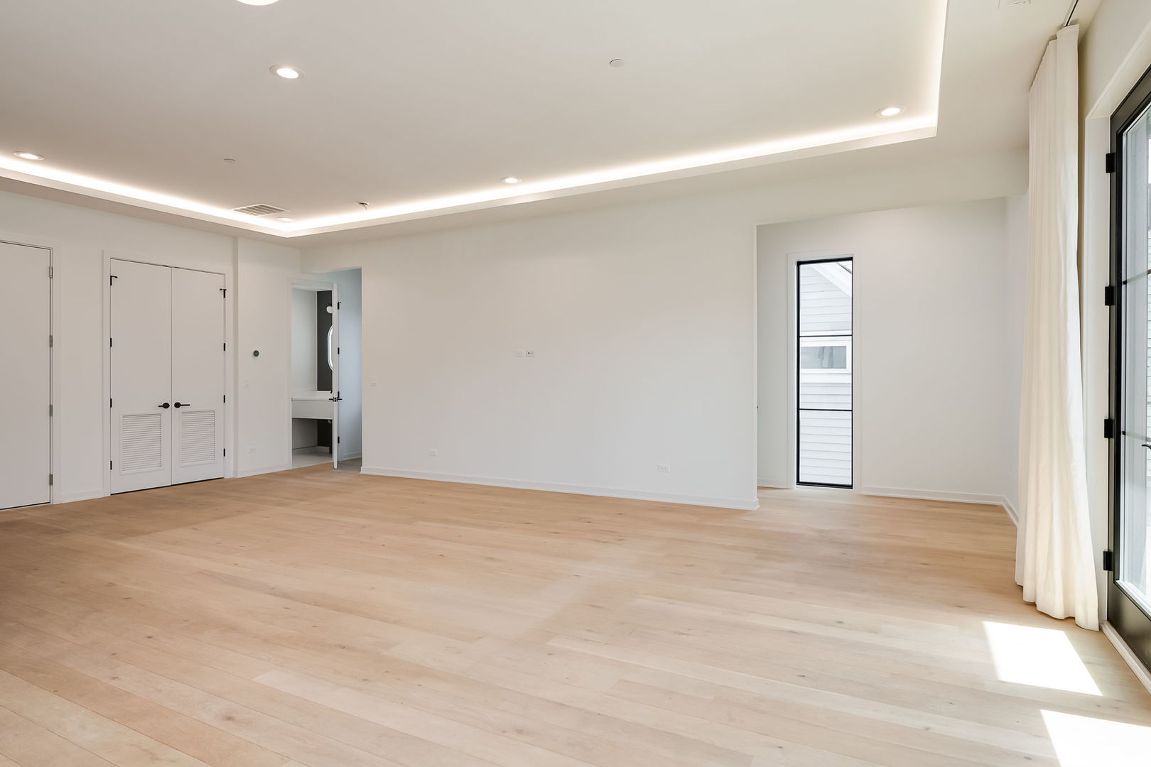 2633 N Emmett Street Unit: 2F
