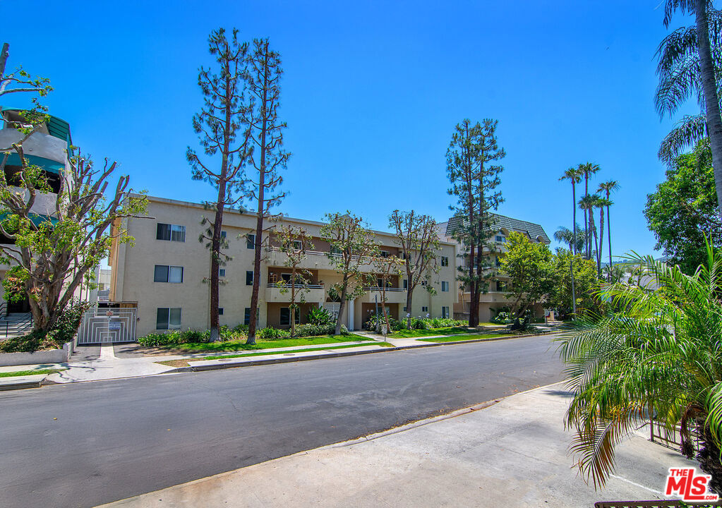 4358 Mammoth Avenue 26