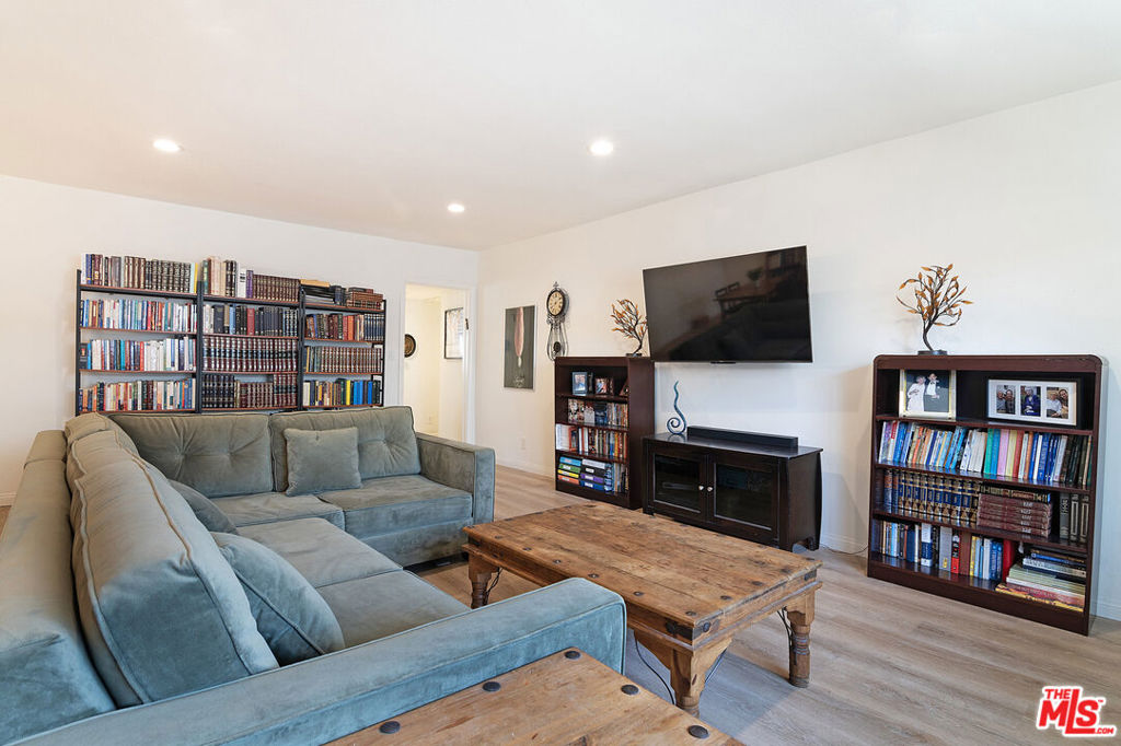 4358 Mammoth Avenue 26