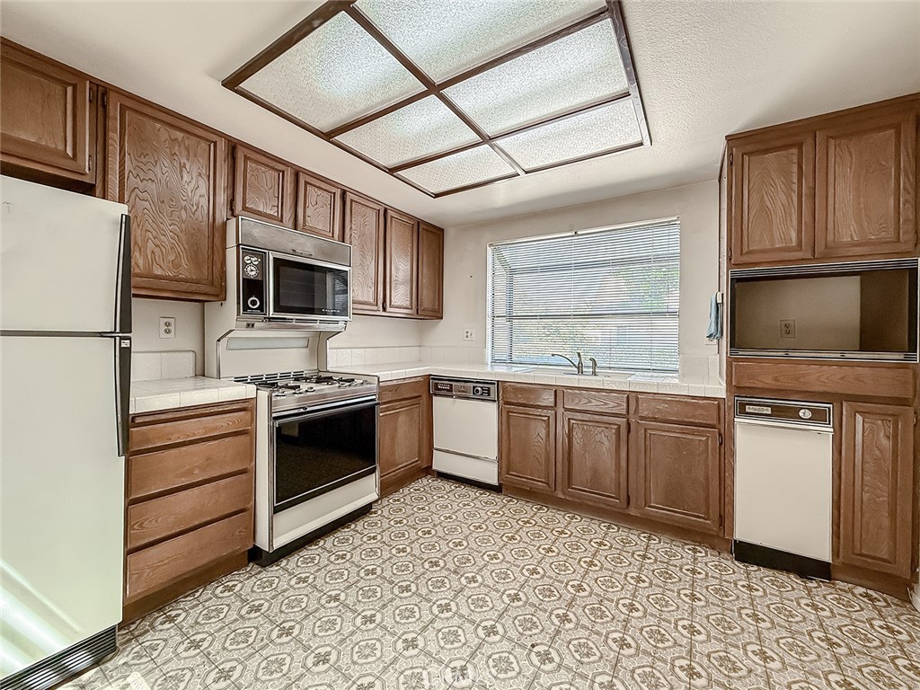 20027 Community Street 54