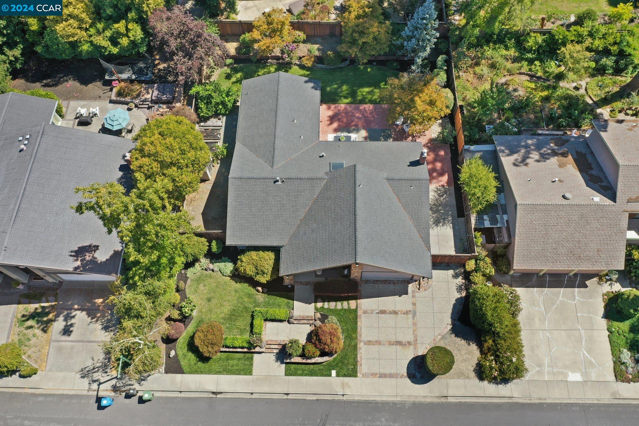 17 Leeds Ct W