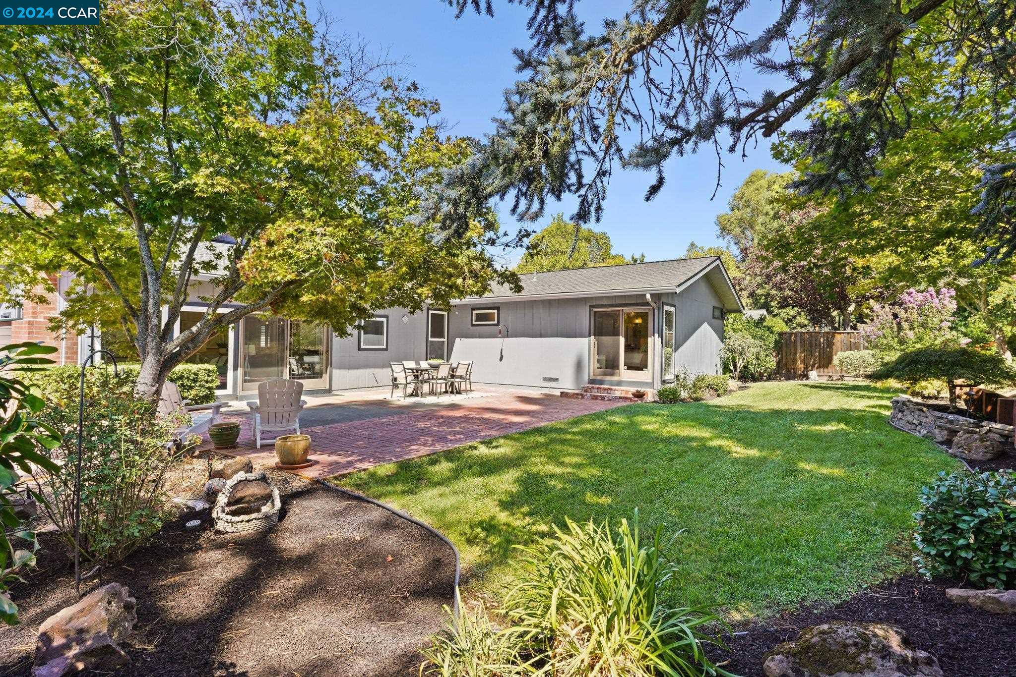 17 Leeds Ct W