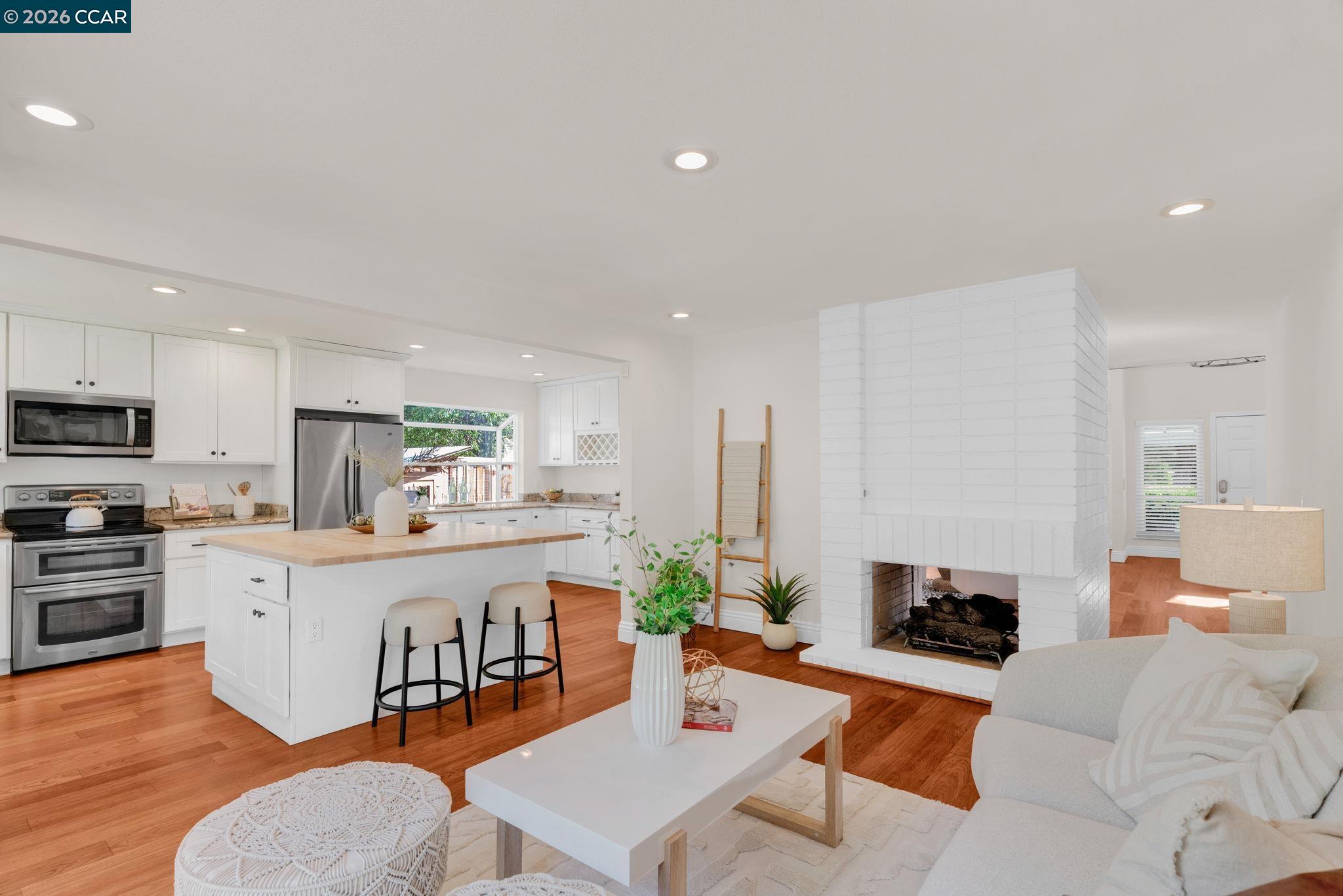 880 El Capitan Dr