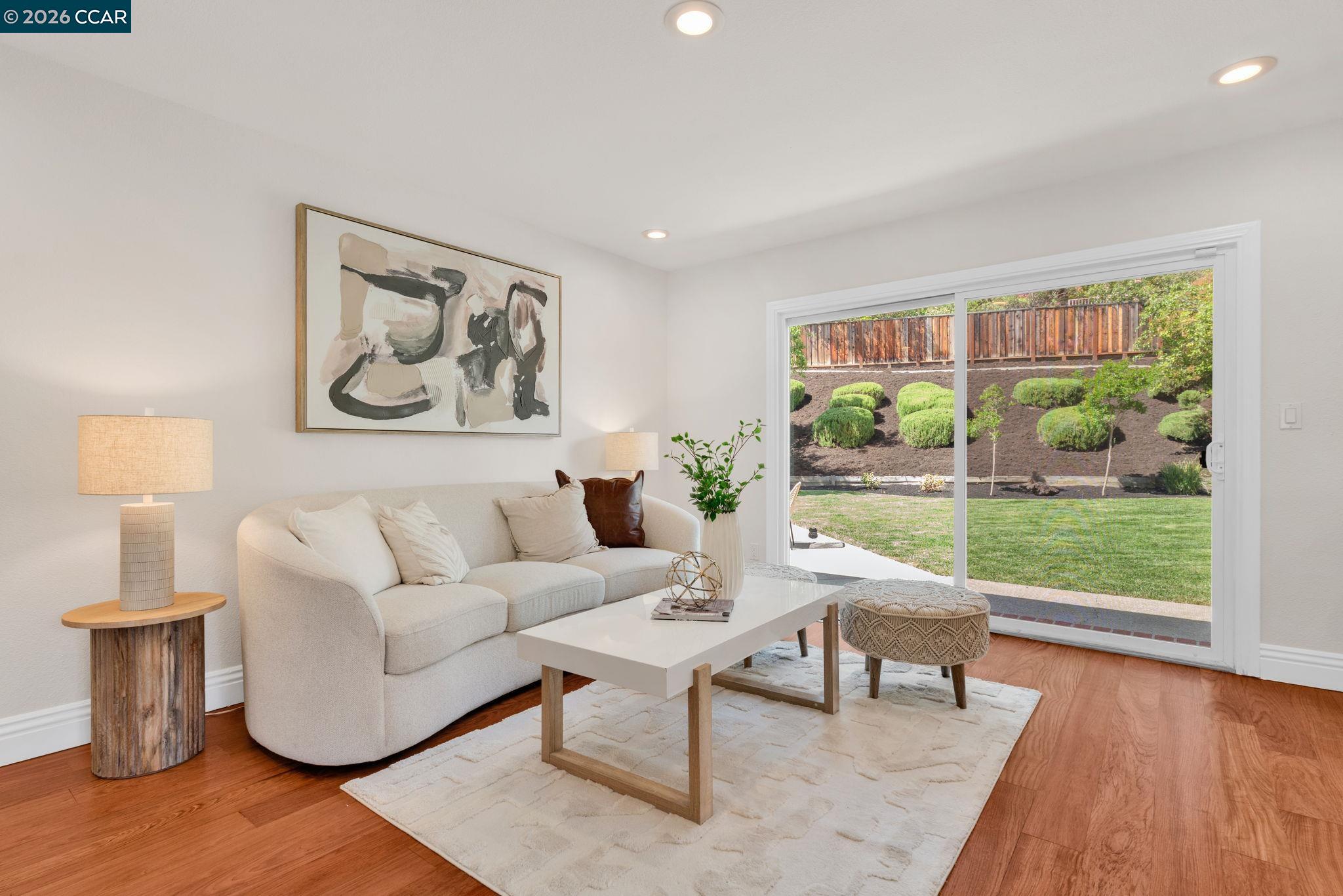 880 El Capitan Dr
