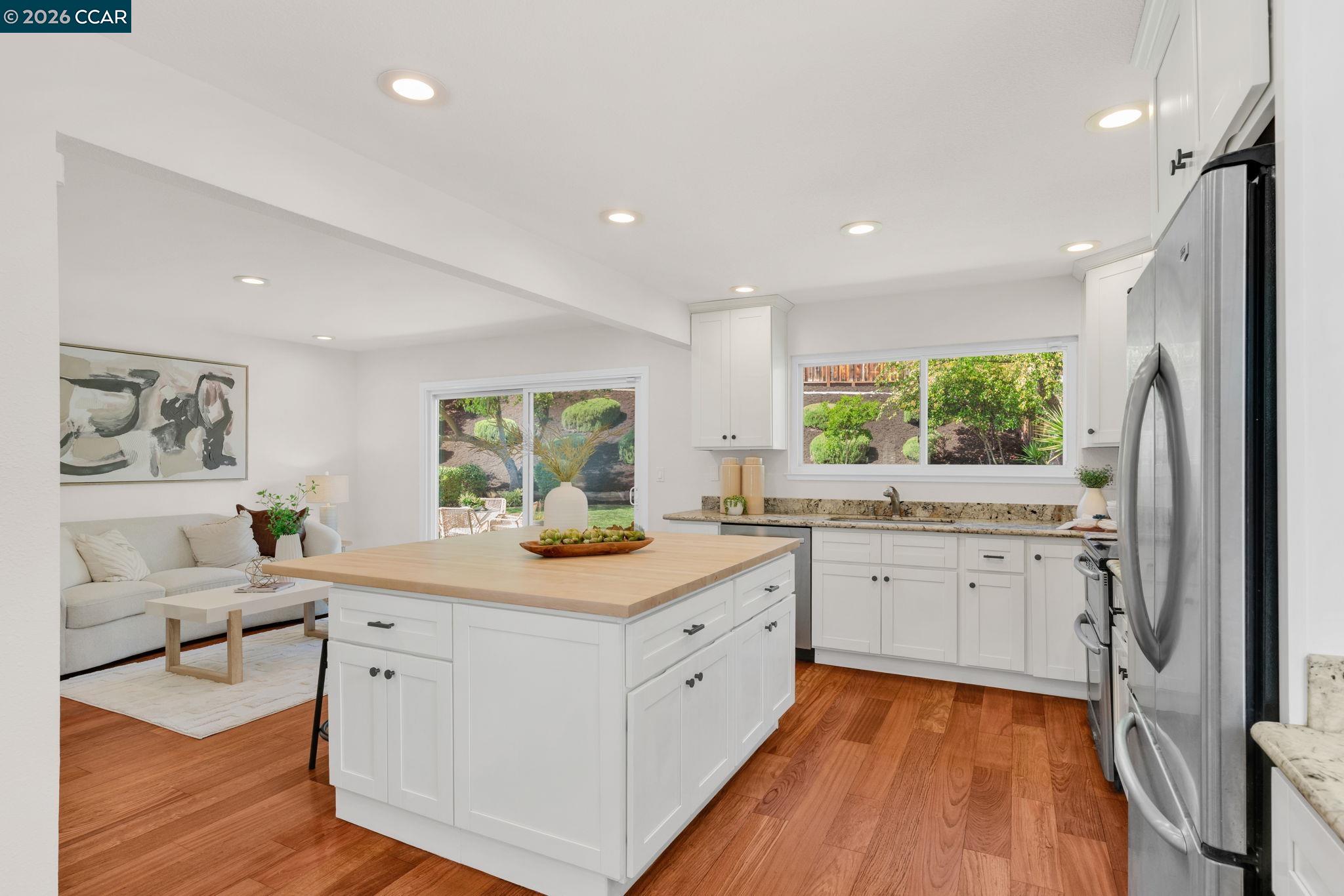 880 El Capitan Dr