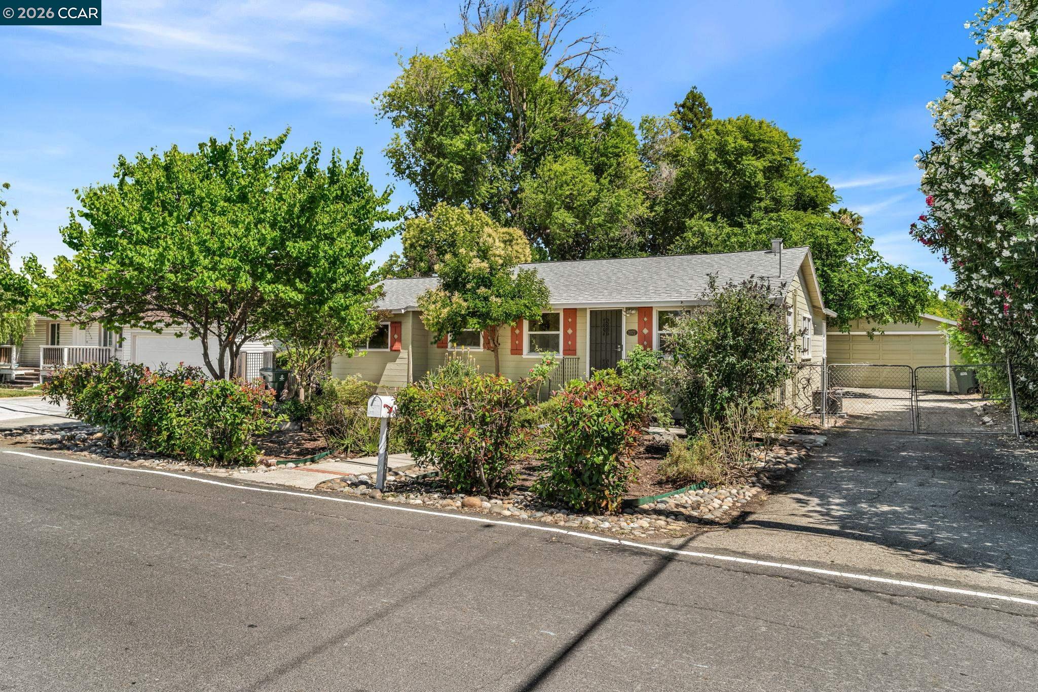 2072 Chalomar Rd