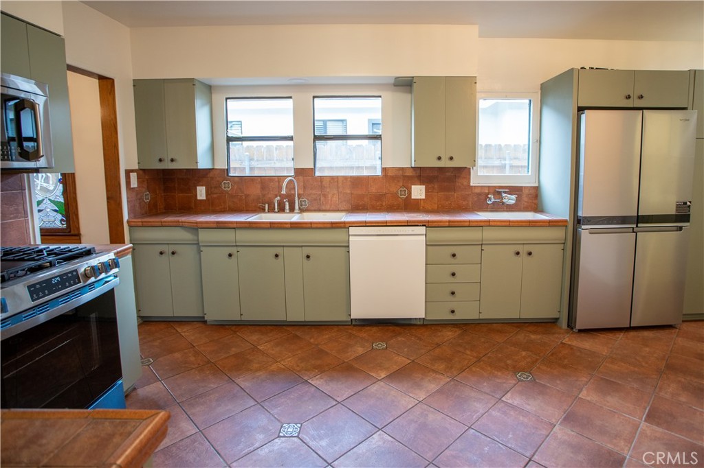 1080 1080 S Los Robles