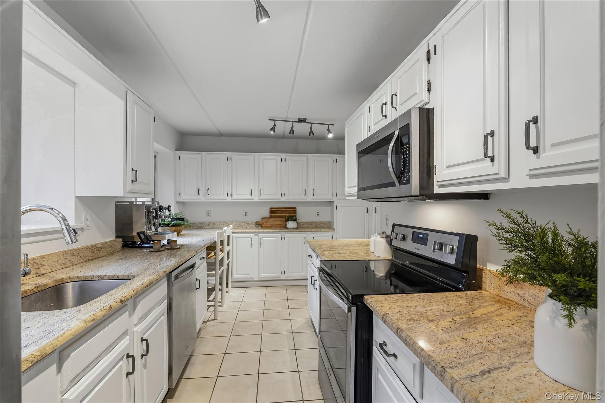 412 Benedict Avenue Unit: 3B