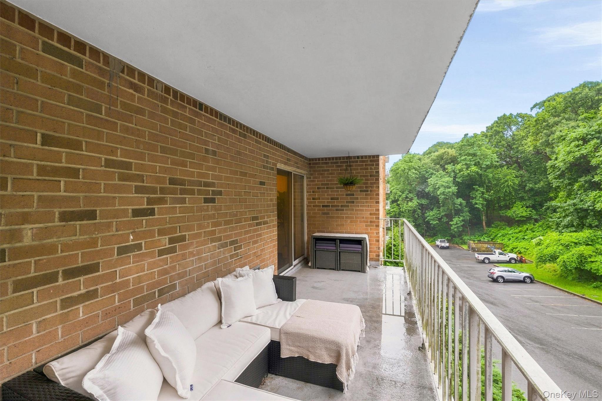412 Benedict Avenue Unit: 3B