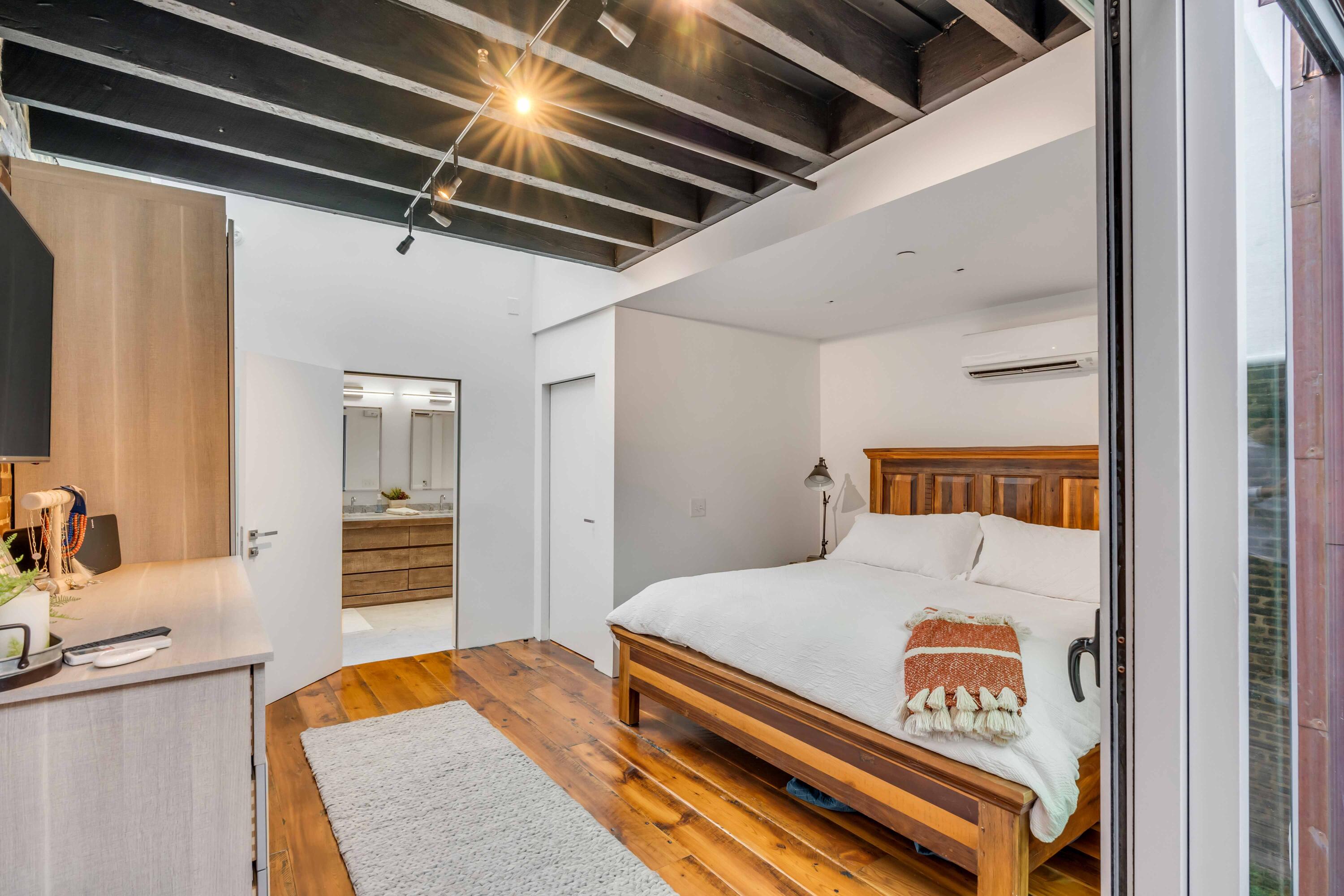 377 King Street # 209