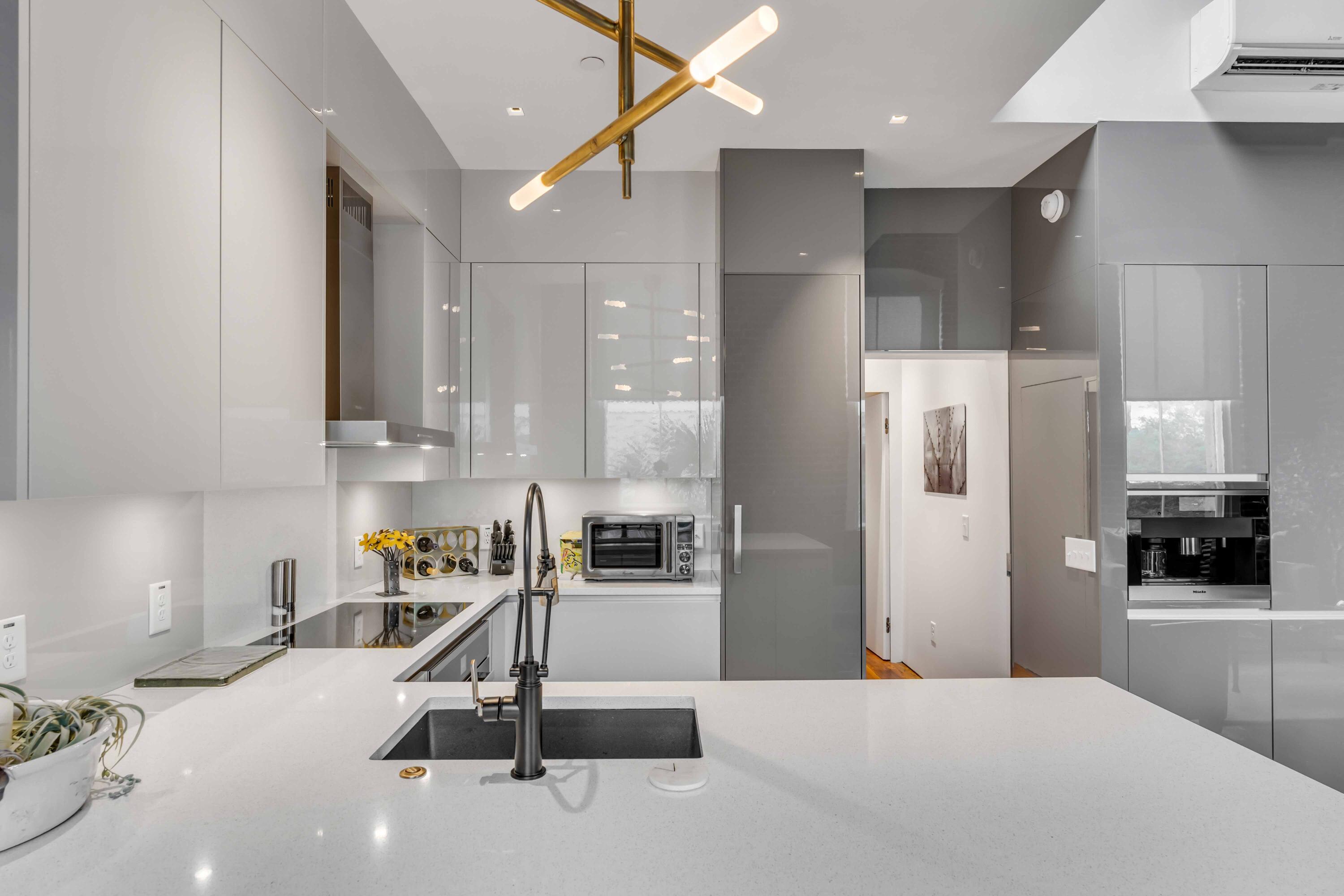 377 King Street # 209