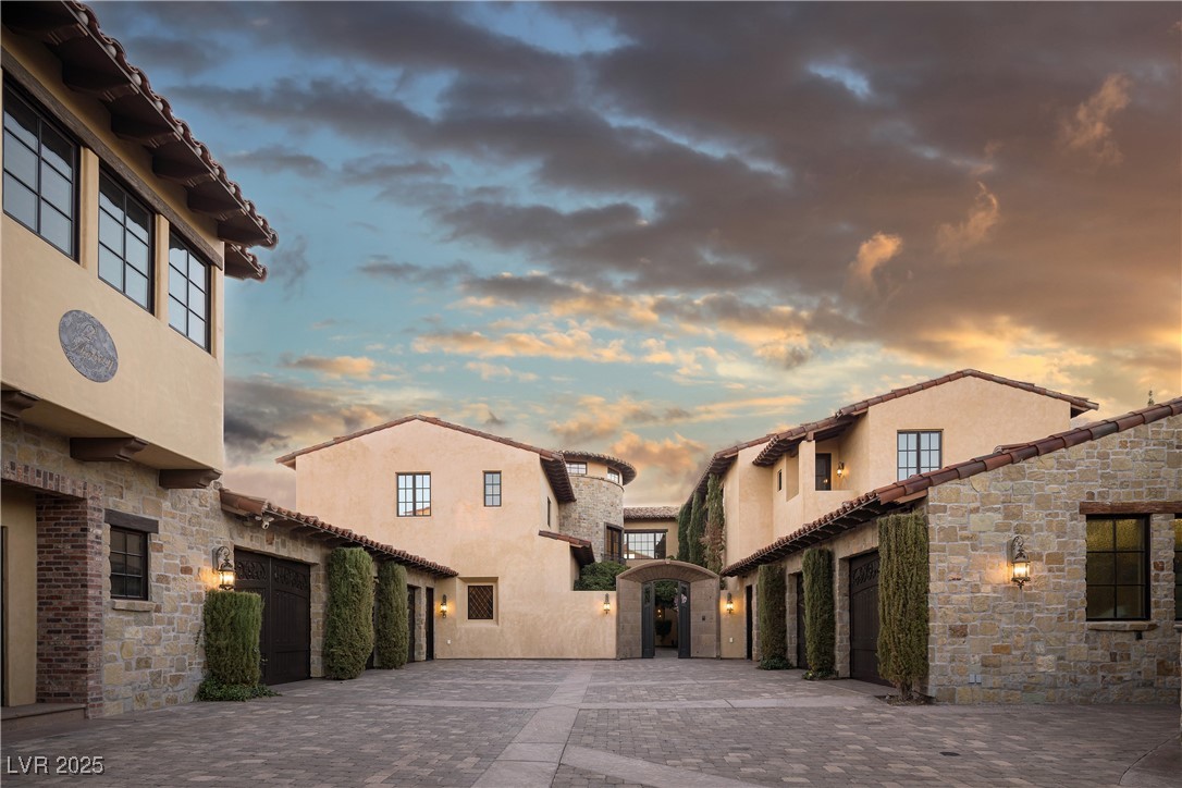2 Awbrey Court