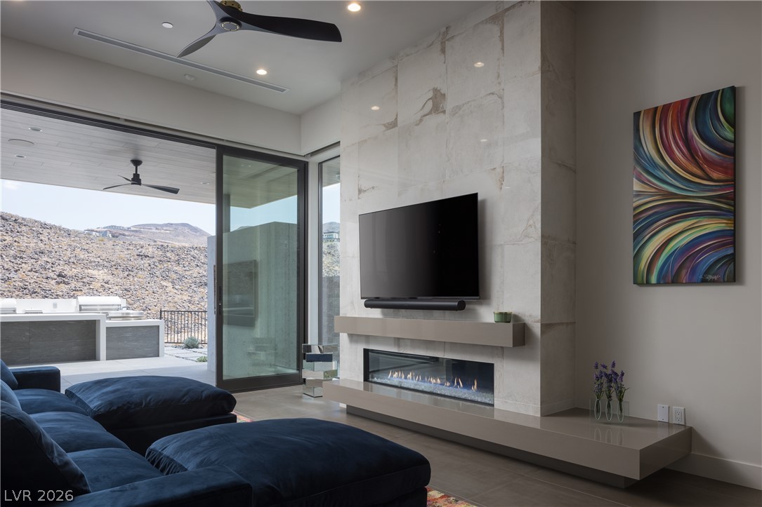692 Scenic Cliff Drive