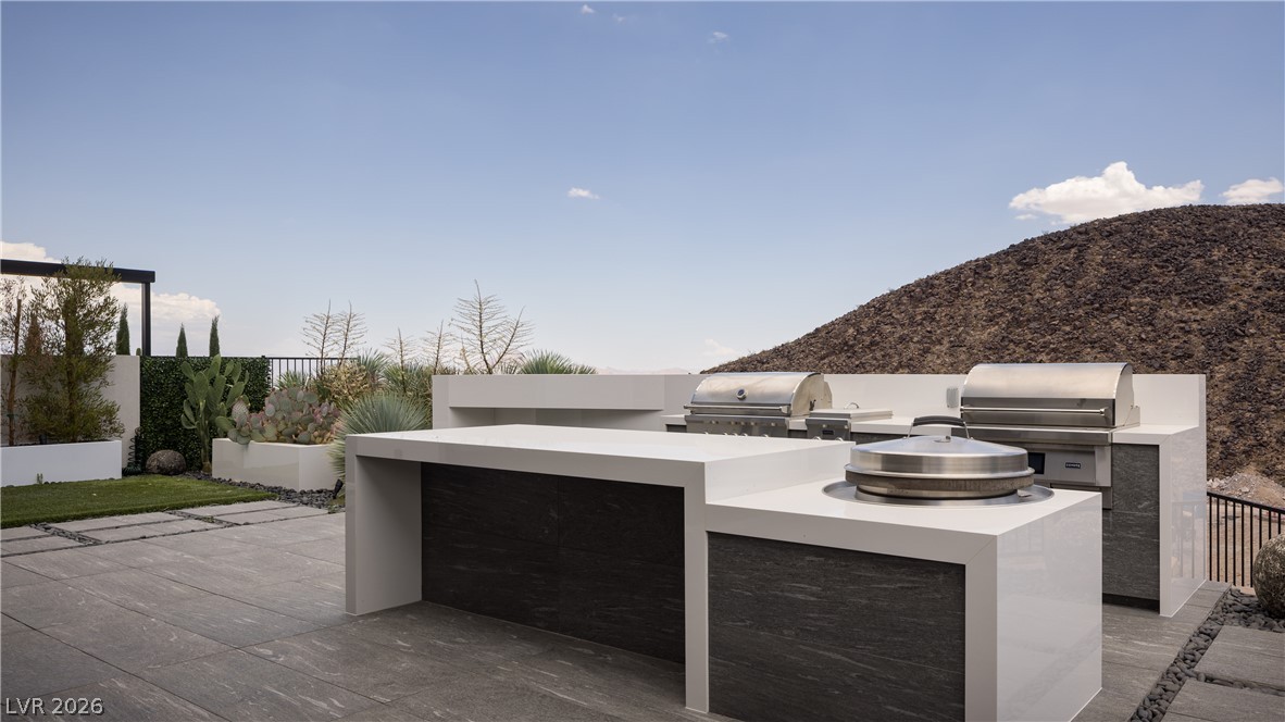 692 Scenic Cliff Drive