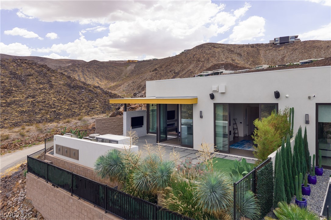 692 Scenic Cliff Drive