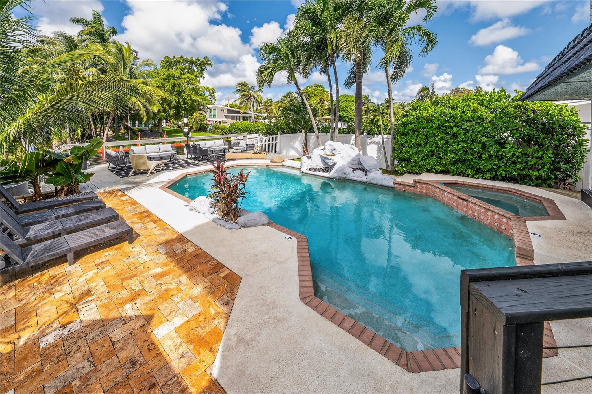 2625 Nassau Ln