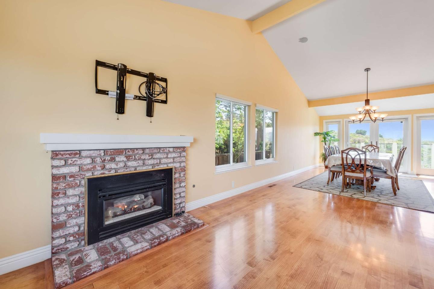 208 Crestview DR