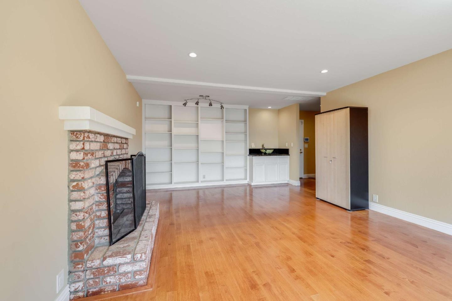 208 Crestview DR