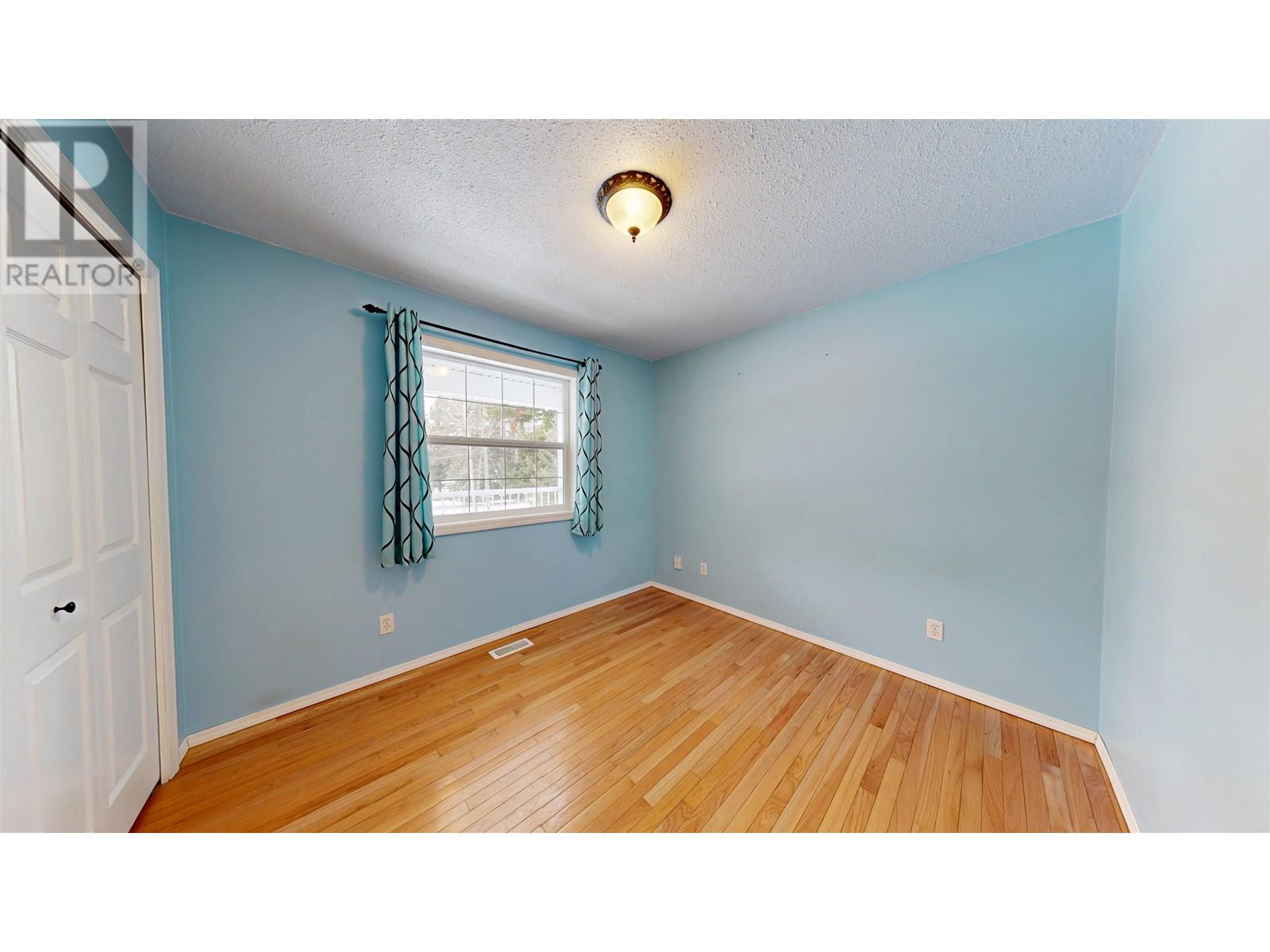 5571 LAKESIDE COURT