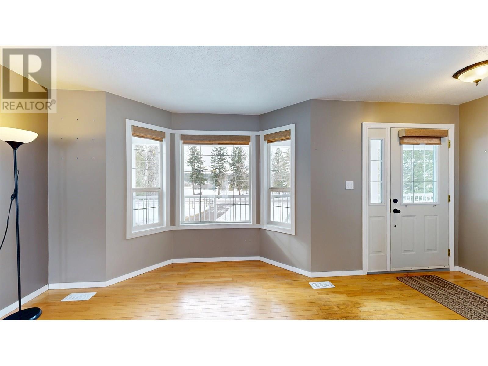 5571 LAKESIDE COURT