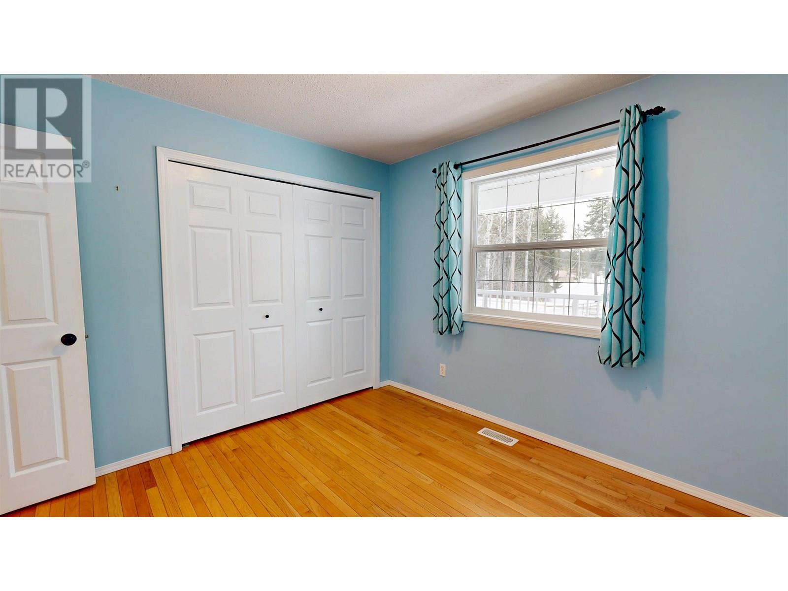 5571 LAKESIDE COURT