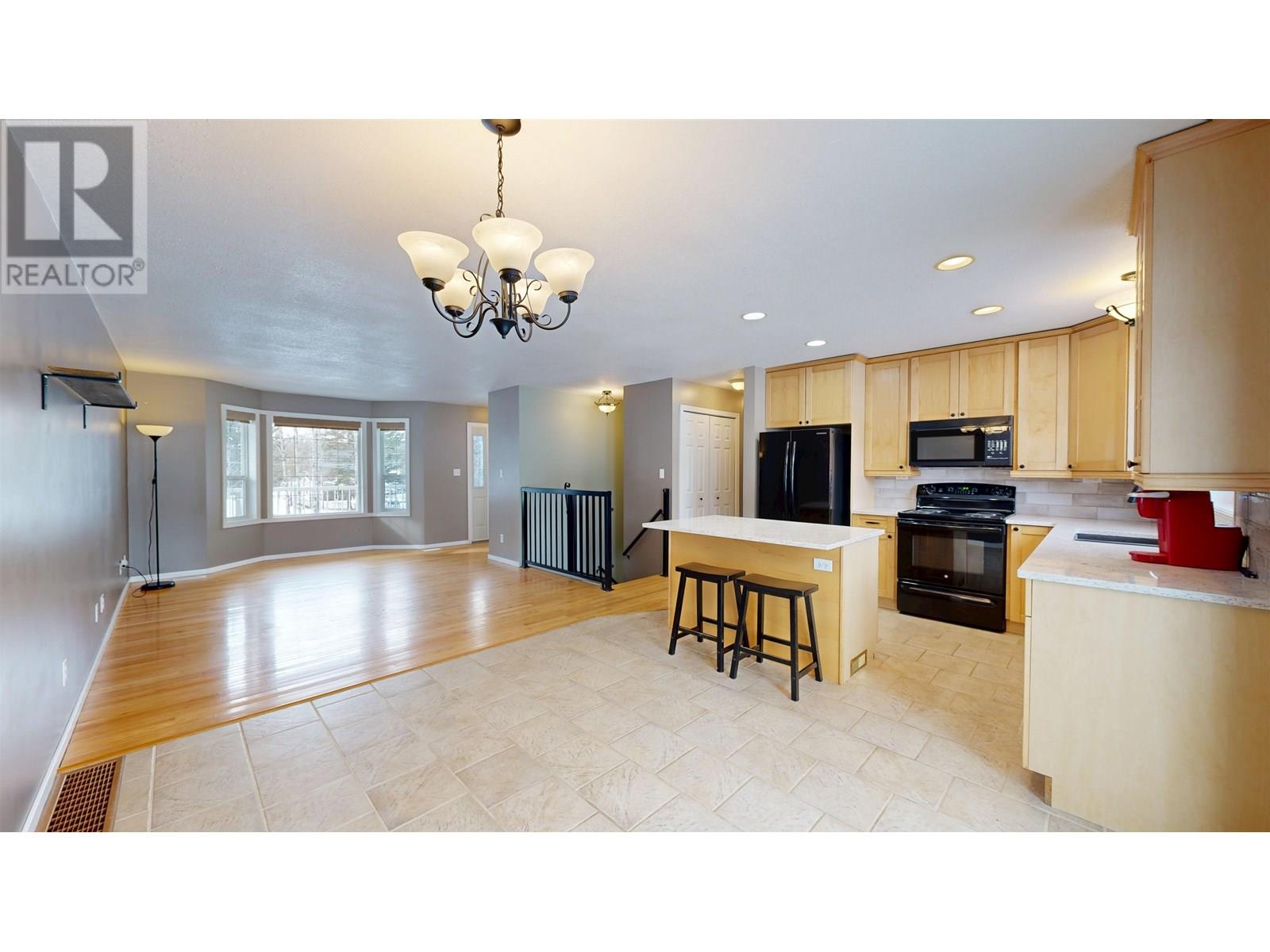 5571 LAKESIDE COURT