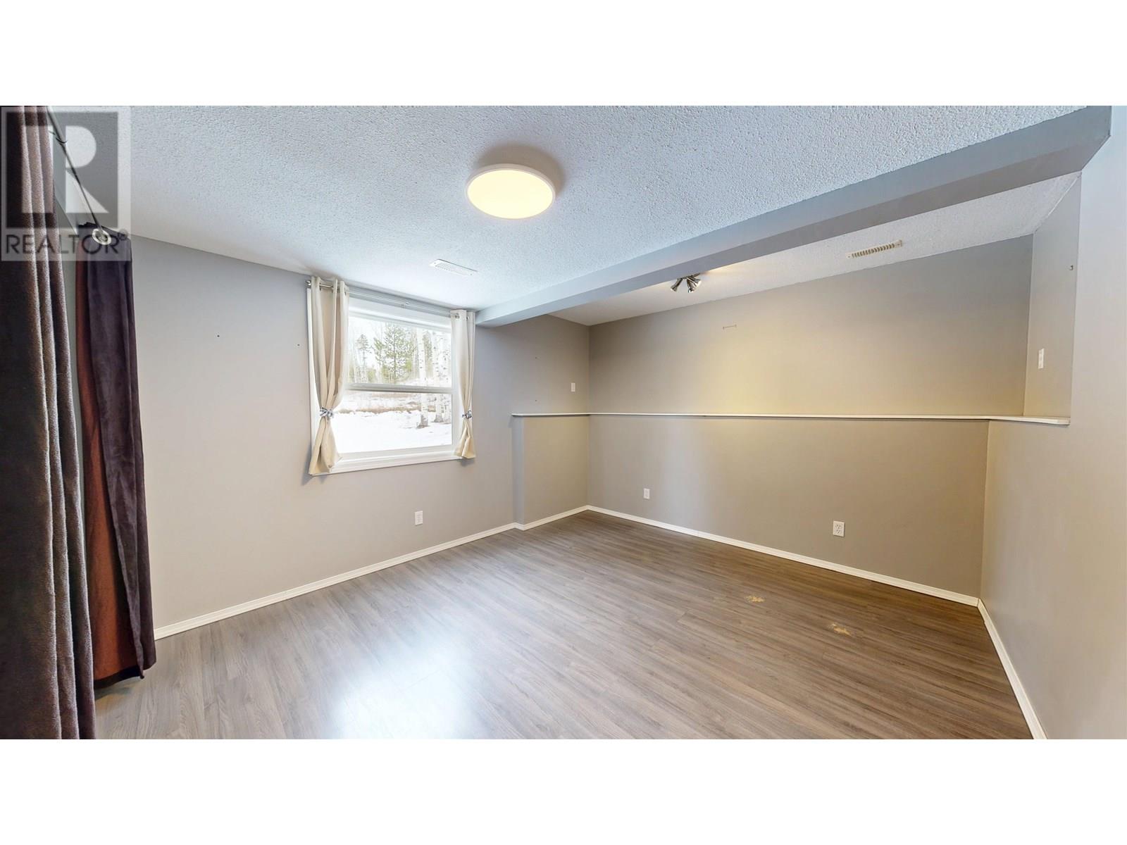 5571 LAKESIDE COURT