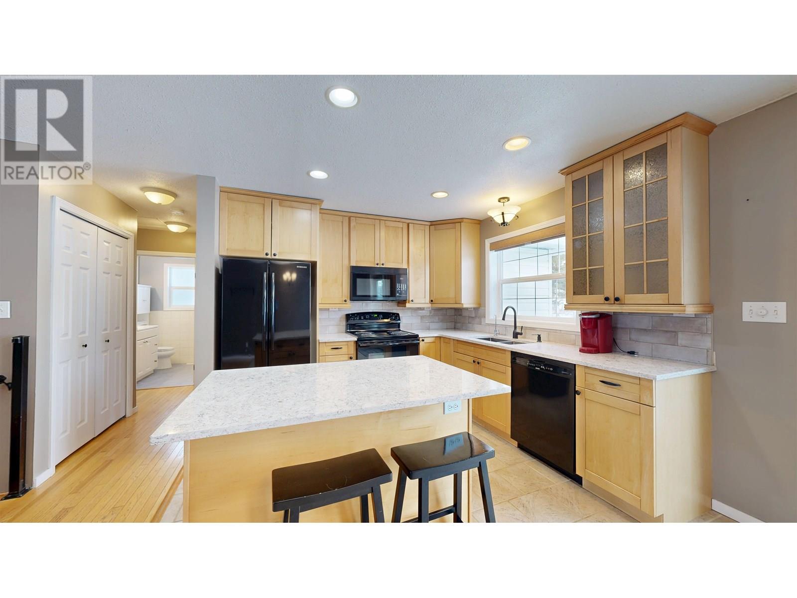 5571 LAKESIDE COURT