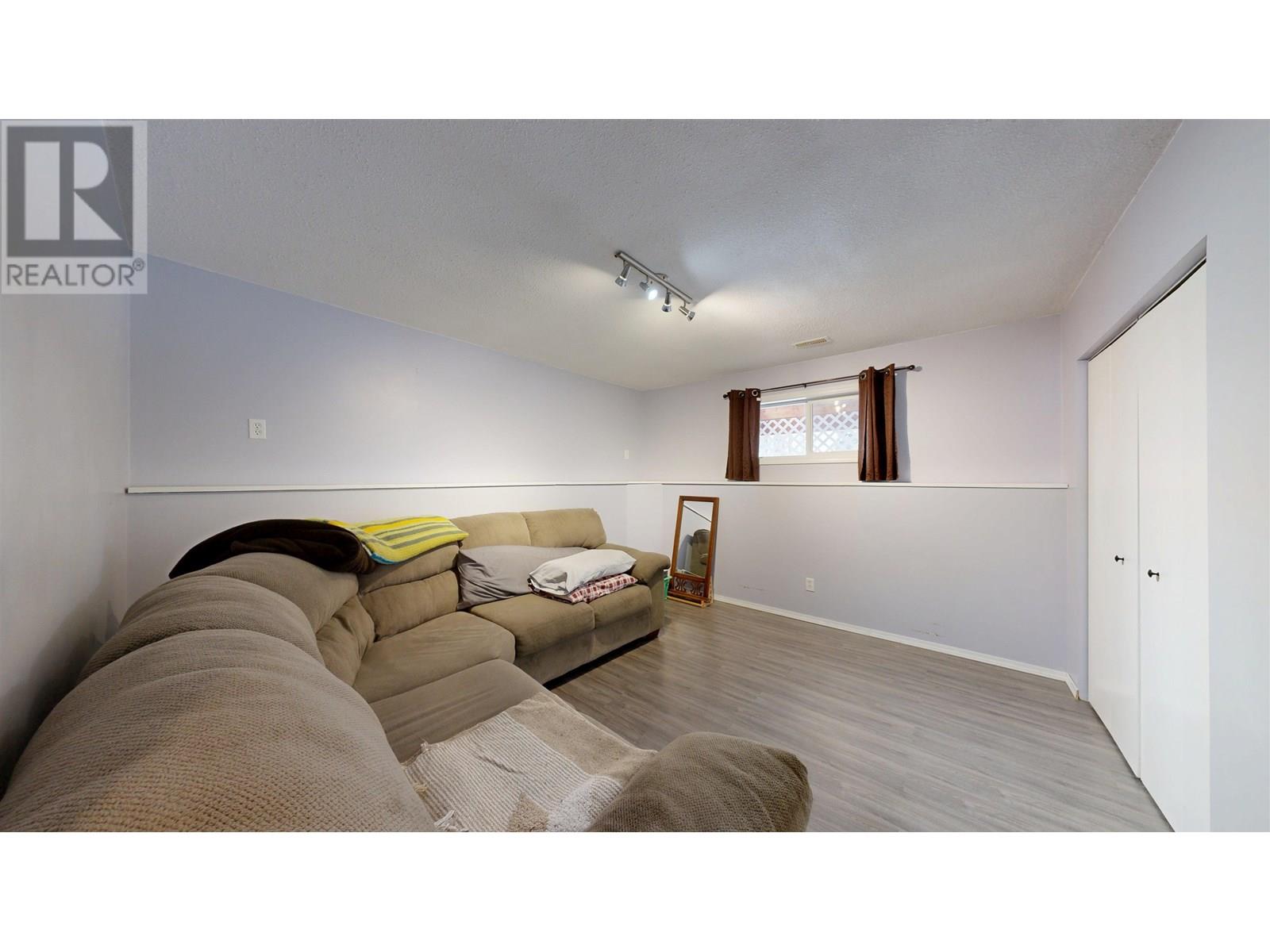 5571 LAKESIDE COURT