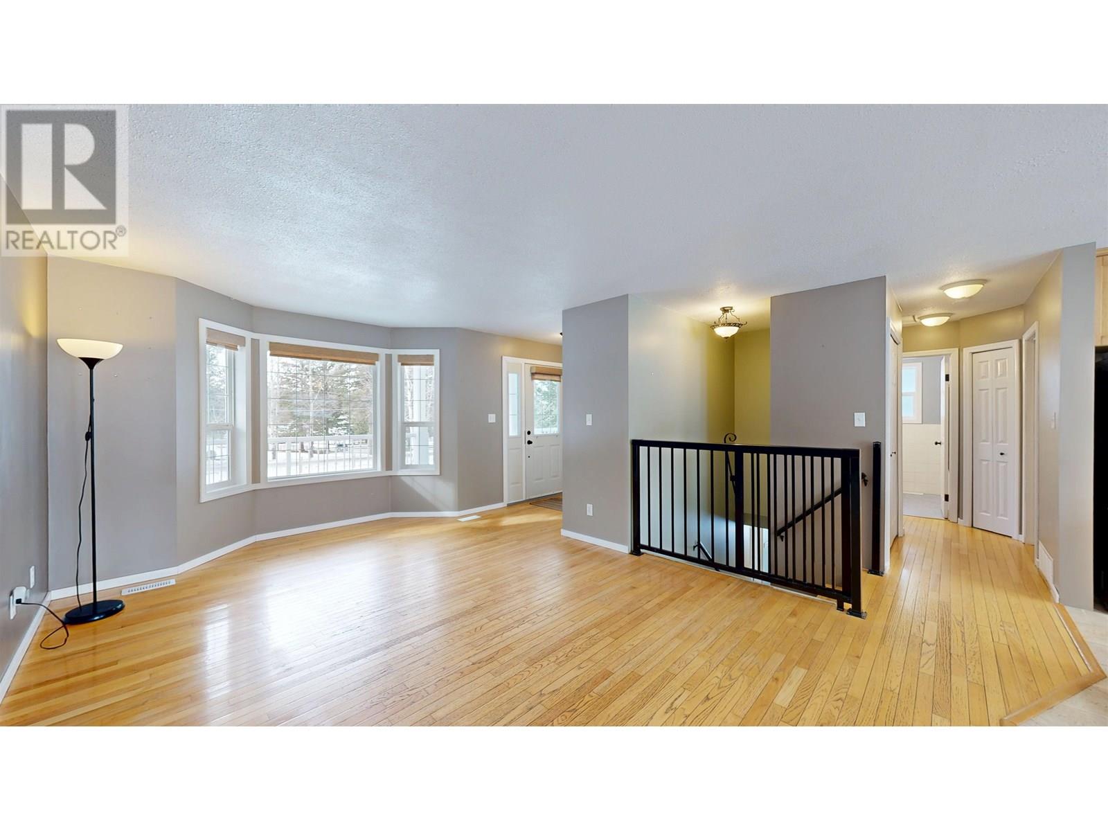 5571 LAKESIDE COURT
