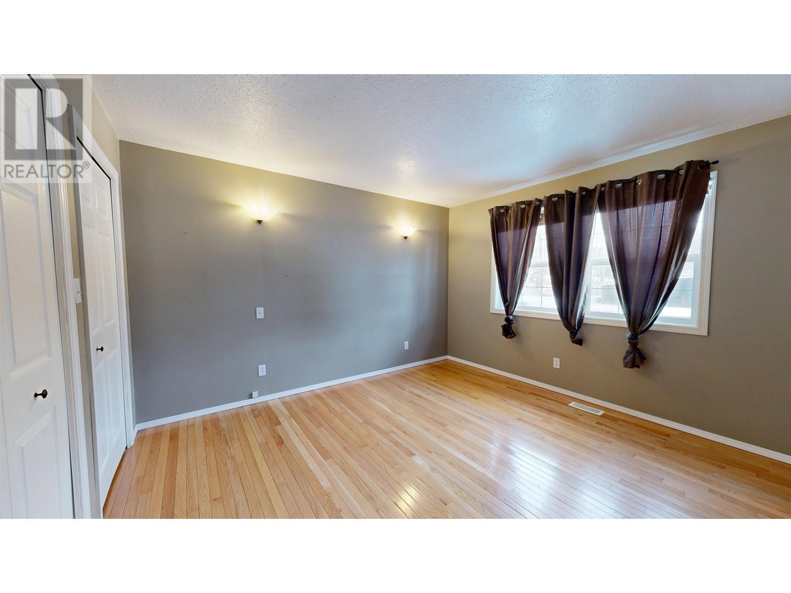 5571 LAKESIDE COURT