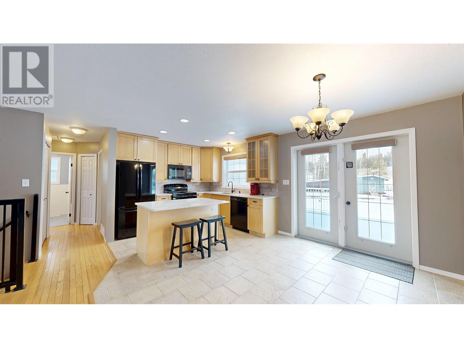 5571 LAKESIDE COURT