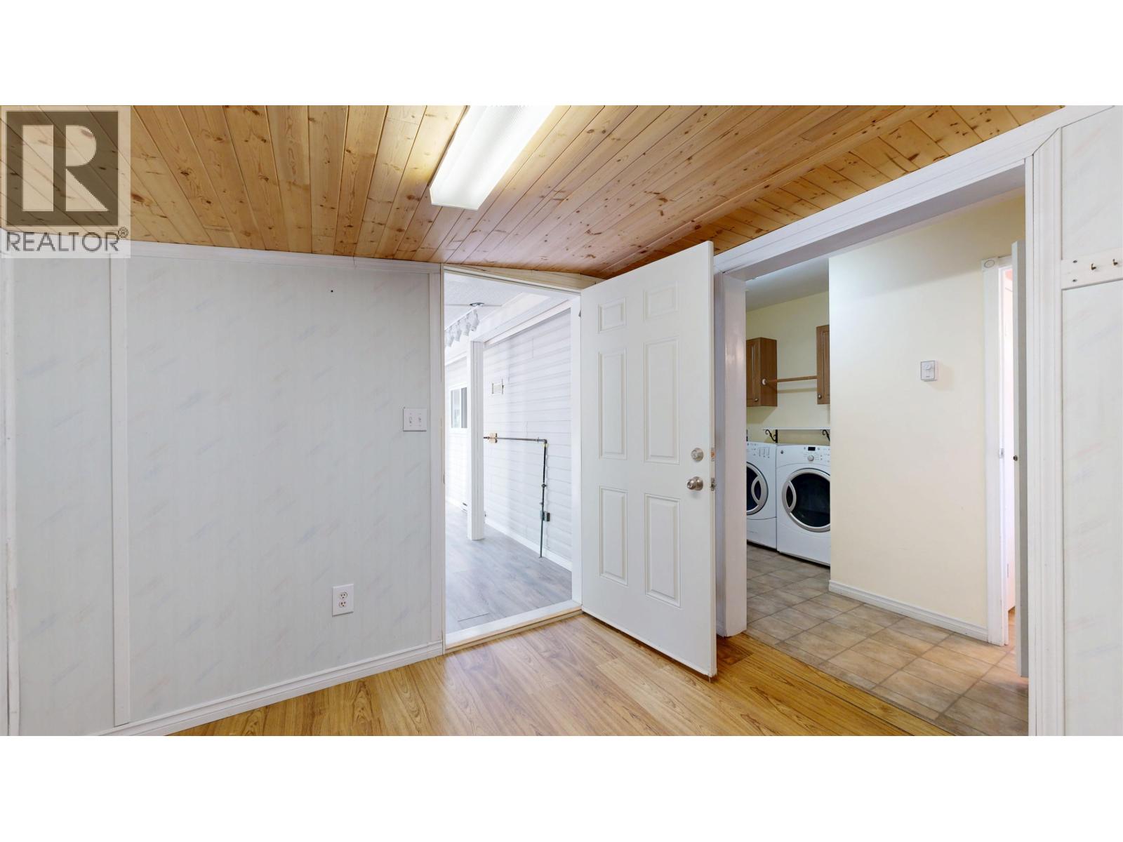 6089 LAKESHORE DRIVE