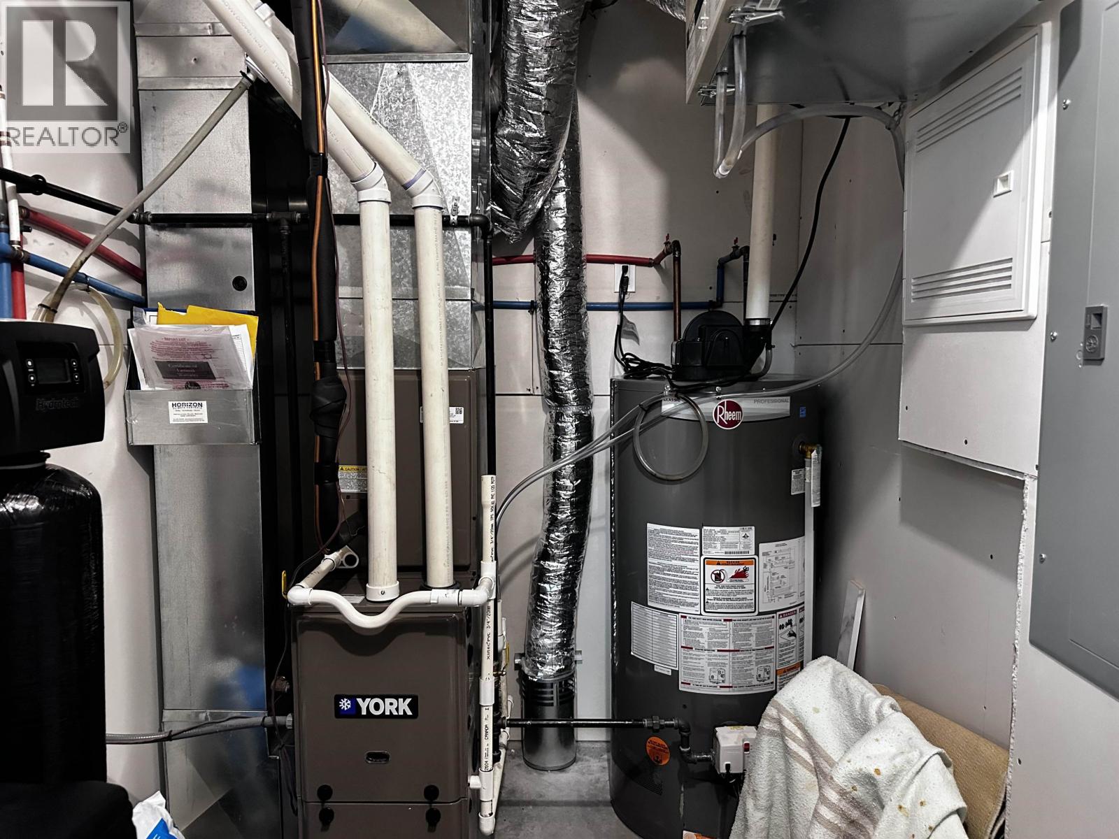 382 SANDHILL CRESCENT