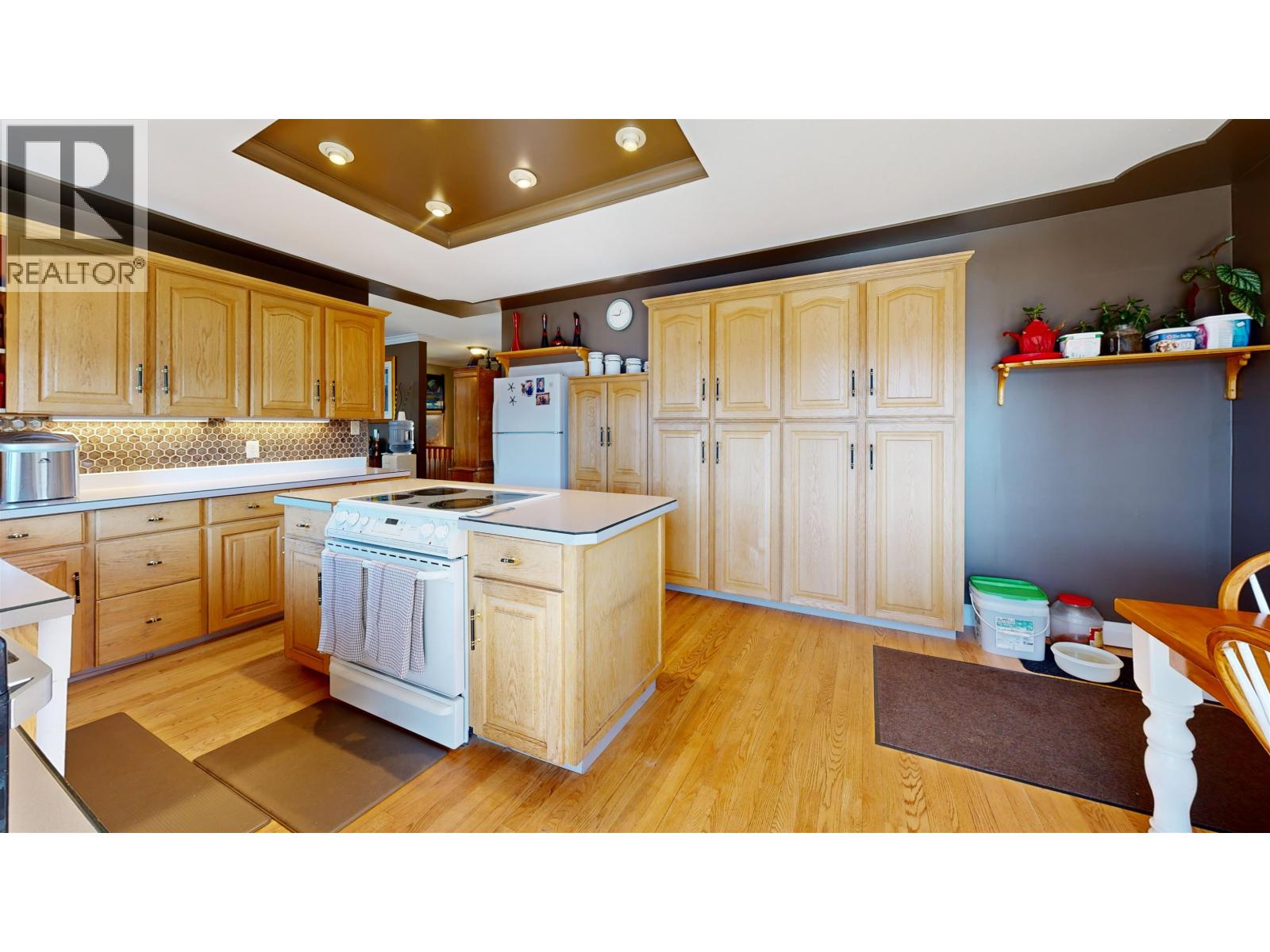 6126 LAKESHORE DRIVE