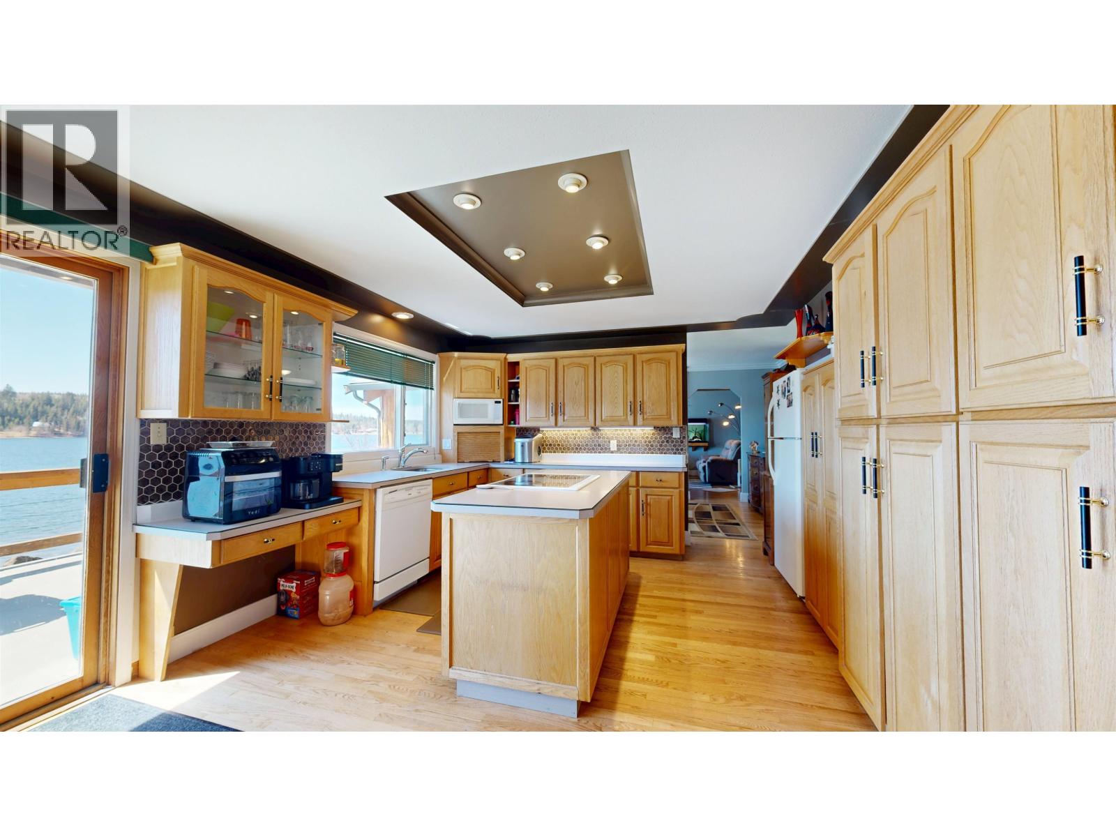 6126 LAKESHORE DRIVE