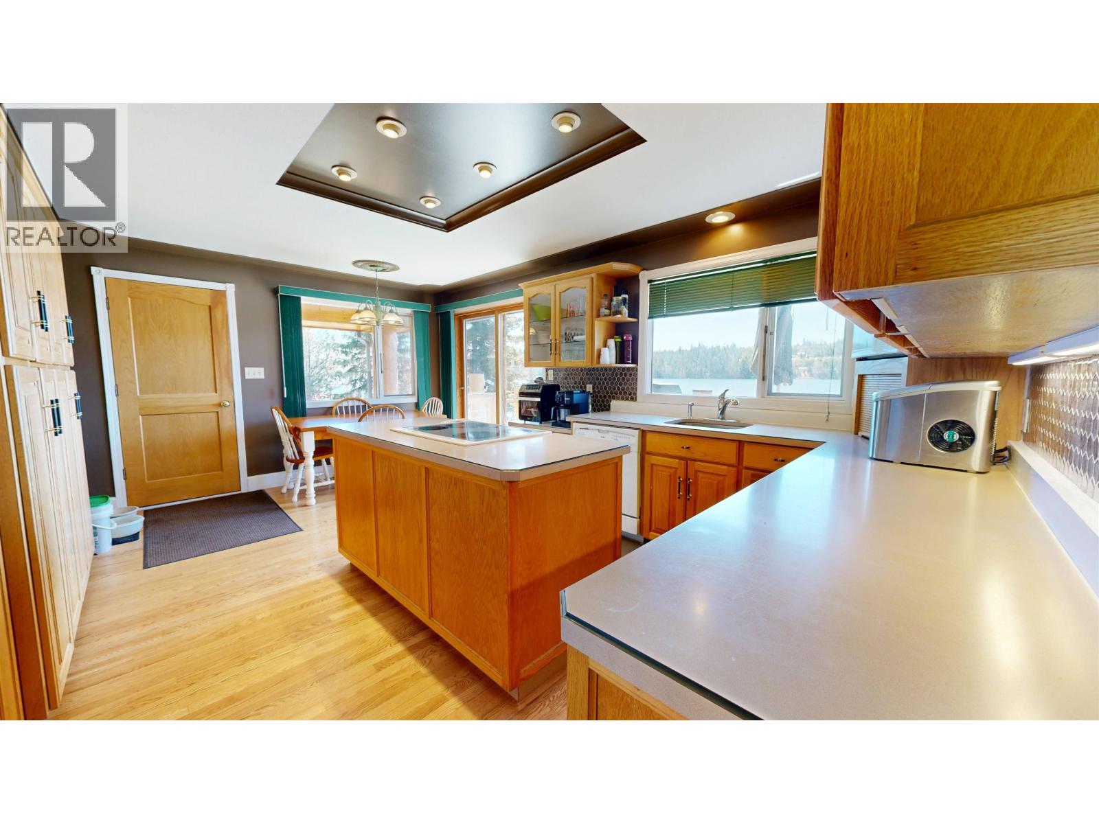 6126 LAKESHORE DRIVE