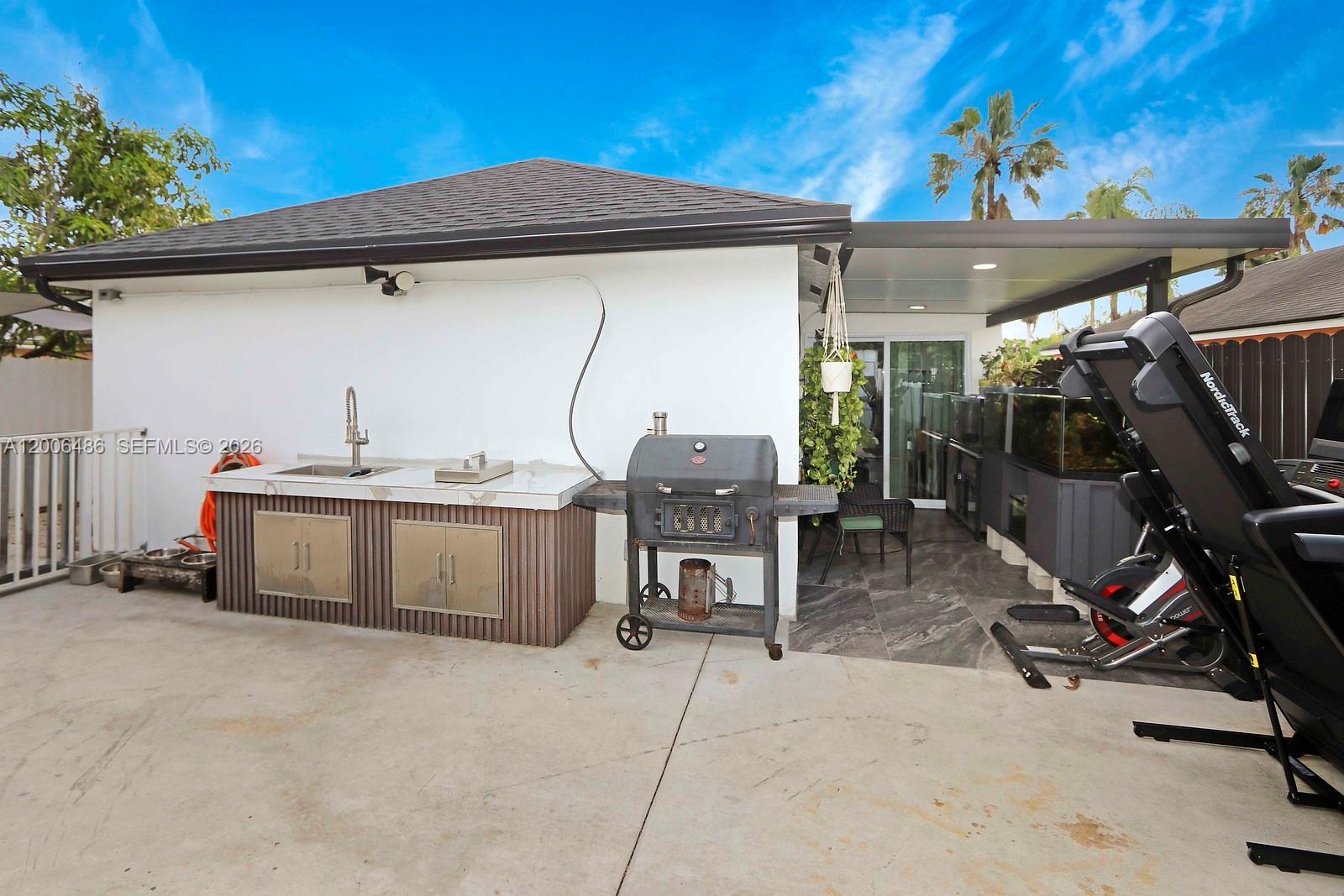 990 SW 9th Ct