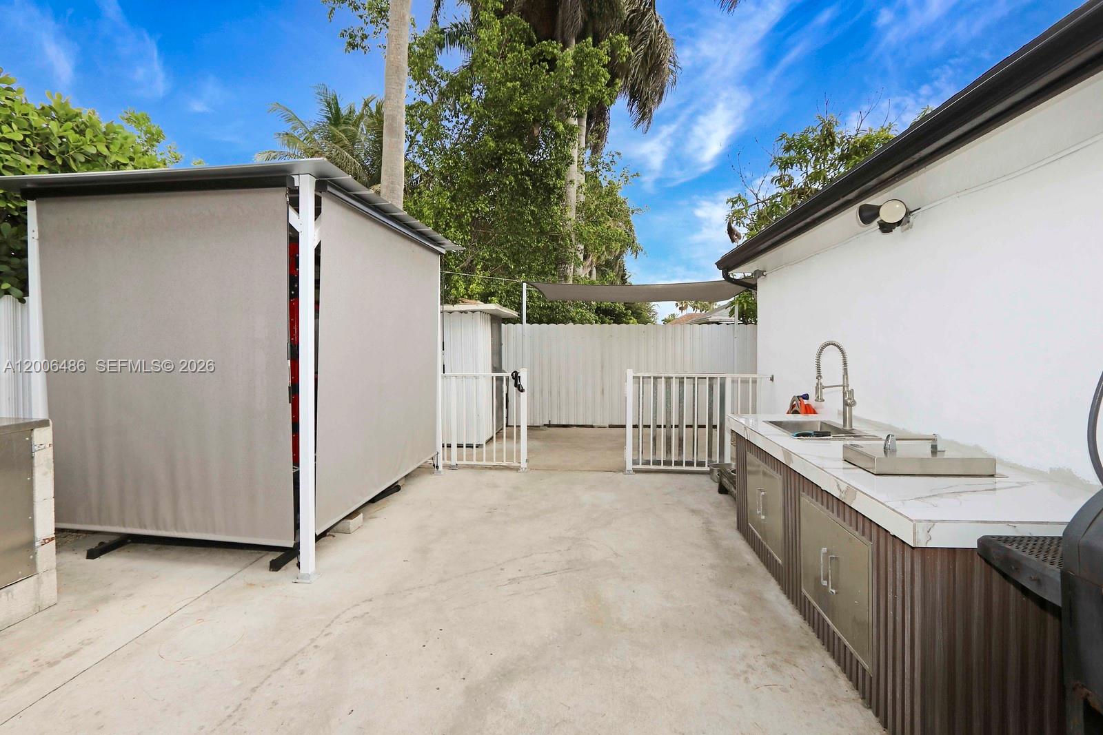 990 SW 9th Ct