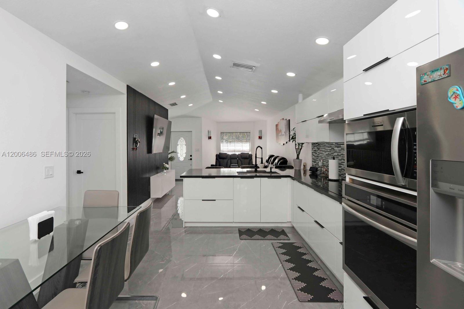 990 SW 9th Ct