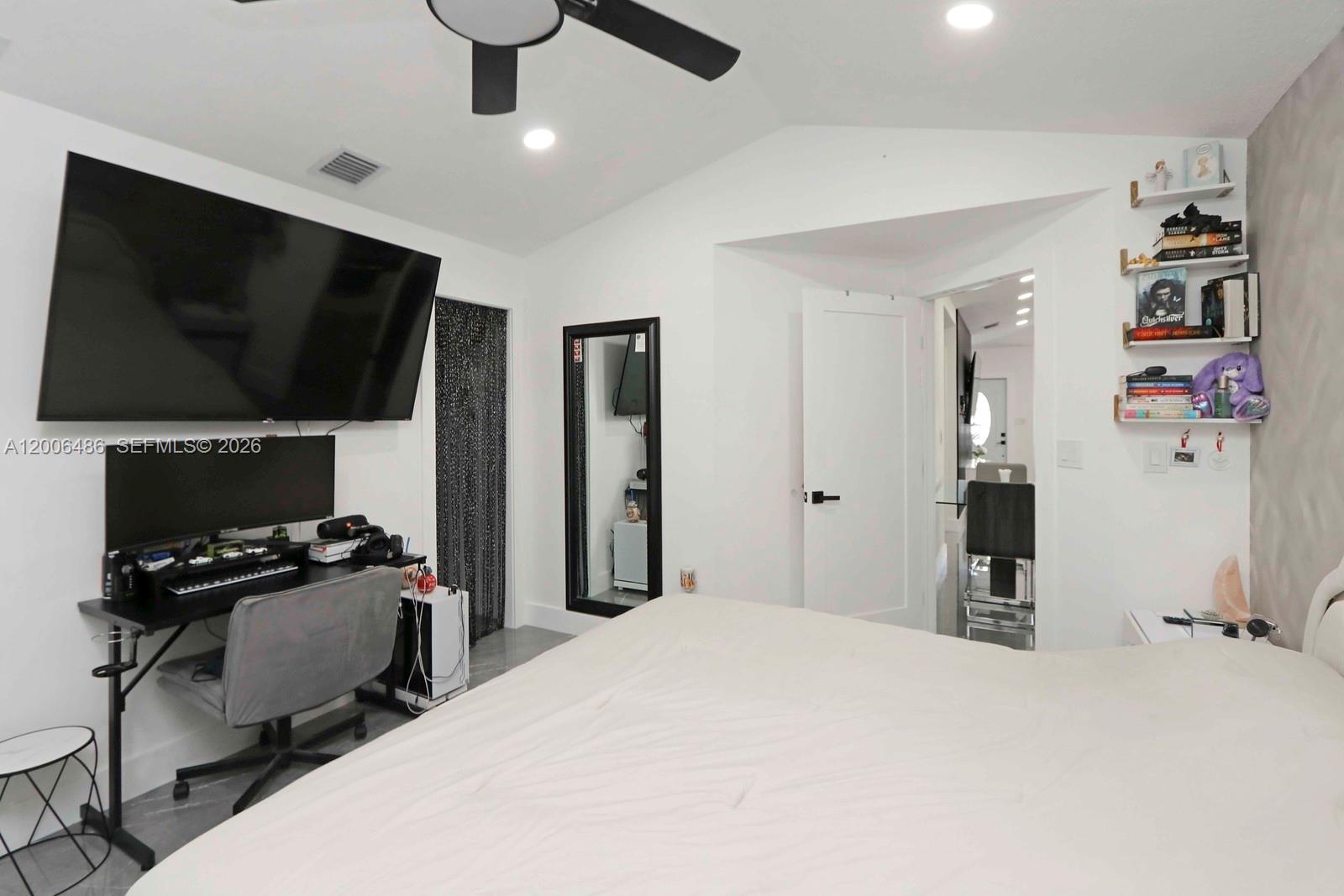 990 SW 9th Ct