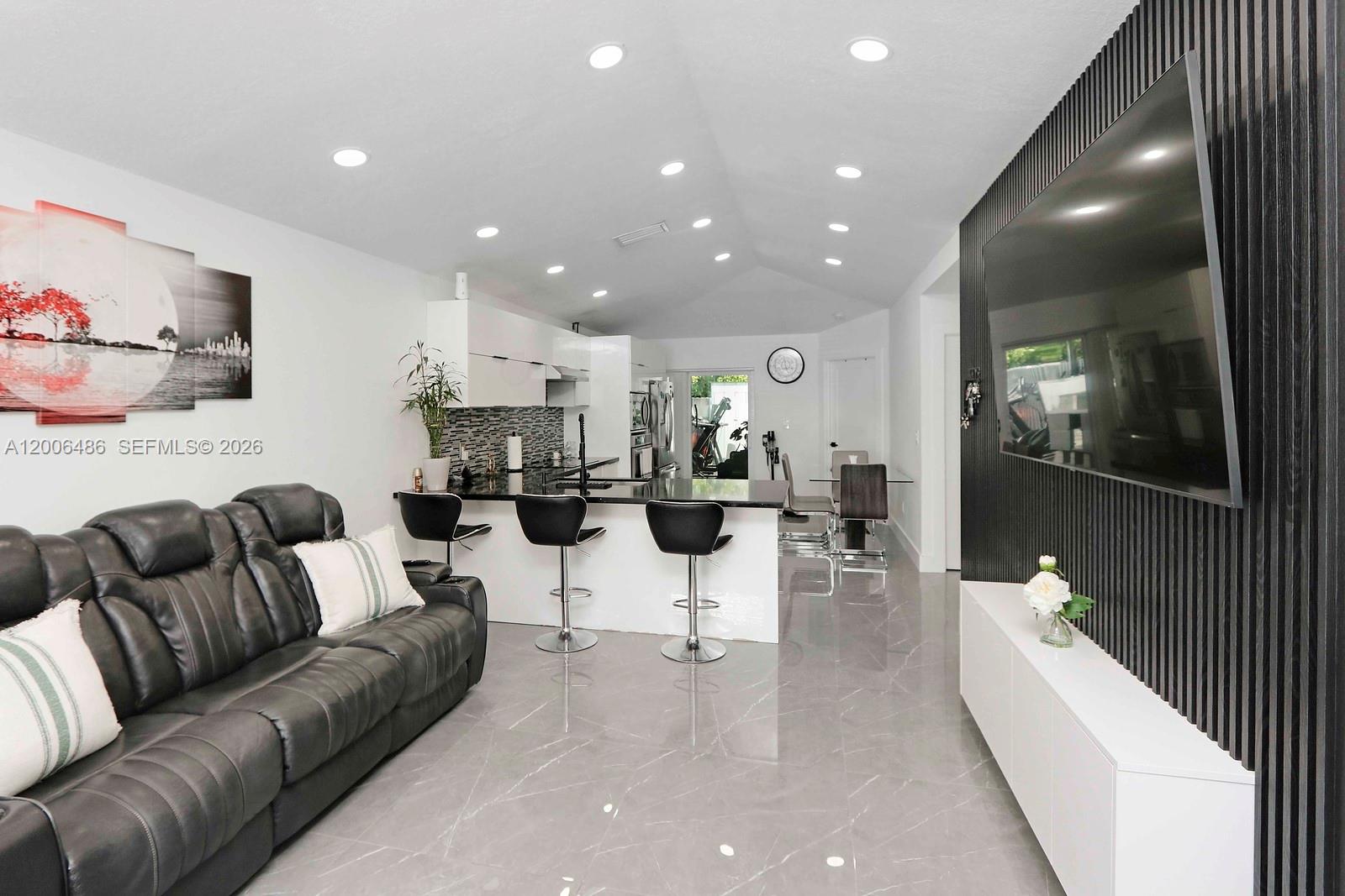 990 SW 9th Ct