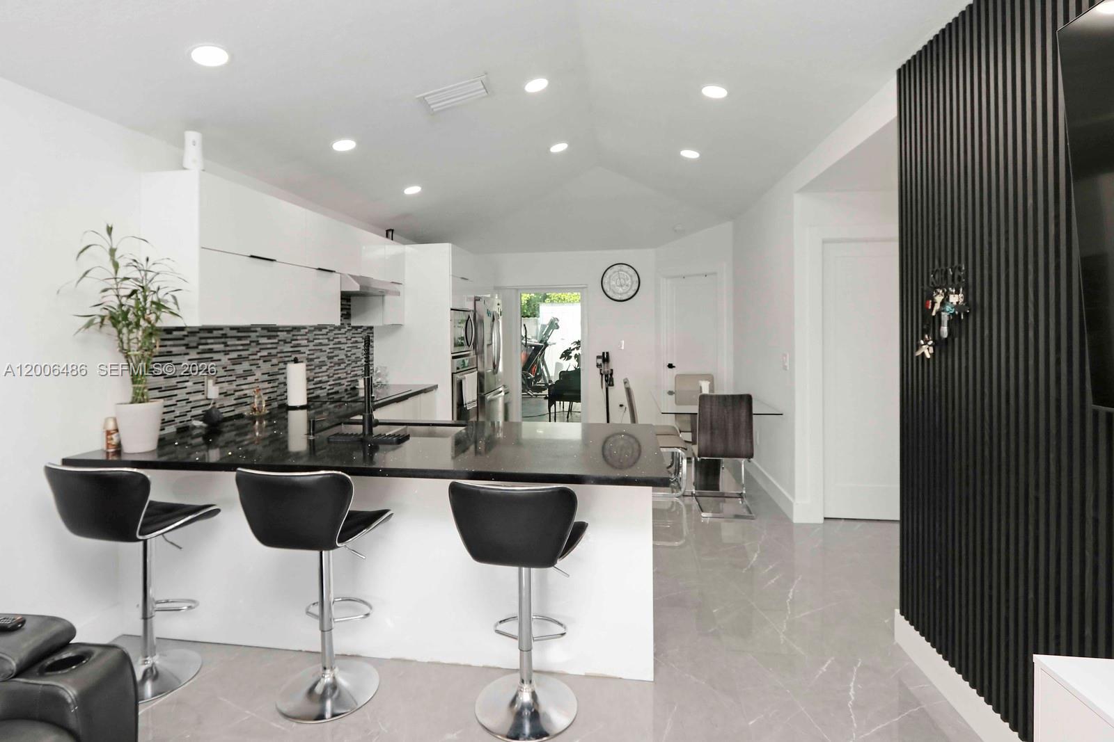 990 SW 9th Ct