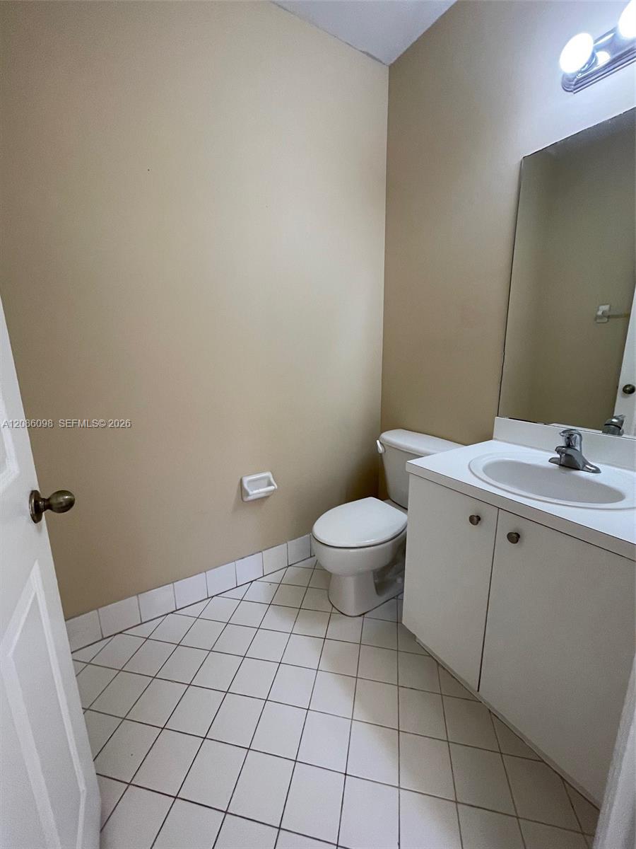 992 NE 41st Pl