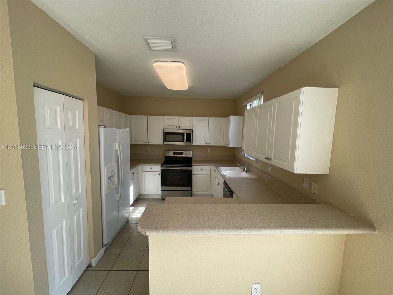 992 NE 41st Pl